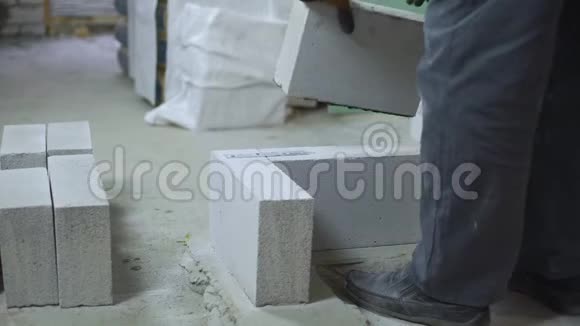 砌筑加气混凝土砌块的低镜头视频的预览图