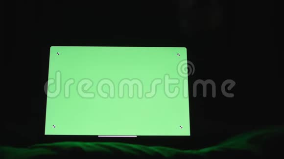 平板电脑的绿色屏幕带有标记Chroma键视频的预览图