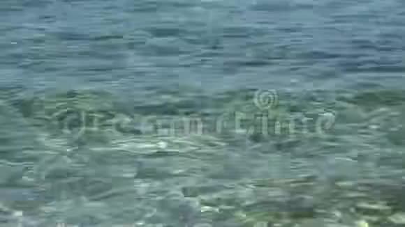 希腊海滩碧波荡漾夏日海景视频的预览图