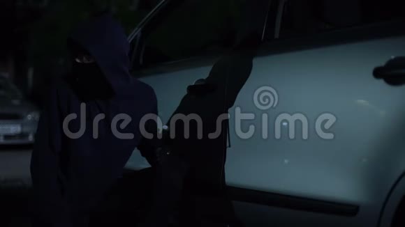 窃贼打开车坐在里面夜间犯罪活动安全视频的预览图