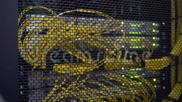 具有闪烁LED灯的工作数据服务器背景模糊黄色电缆绿灯中的数据中心视频的预览图