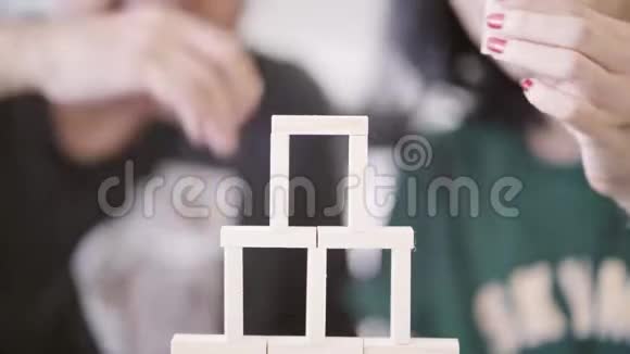 一对夫妇用木块做新房子视频的预览图