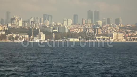 从博斯普鲁斯海峡到伊斯坦布尔现代化的城市摩天大楼土耳其4K超高清录像3840视频的预览图