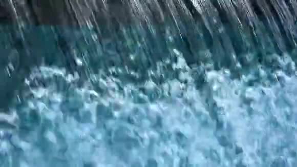 清澈的蓝色水流下纹理视频的预览图