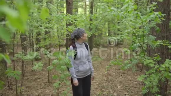 布鲁内特女人在树林里迷路了视频的预览图