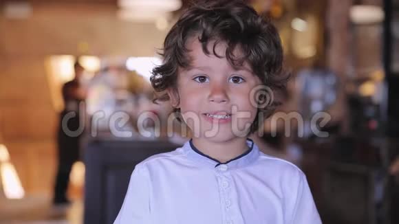 可爱的男孩在糖果店吃巧克力糖视频的预览图