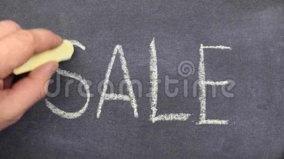 单词SALE用粉笔写在黑板上用粉笔沿轮廓划动视频的预览图