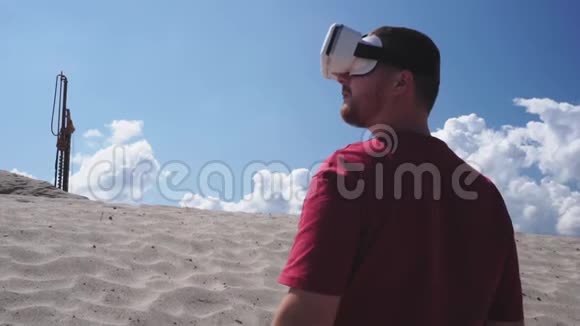 福尔曼在沙漠建筑上使用虚拟现实眼镜视频的预览图