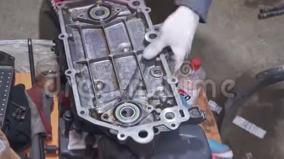 一名工人清理零件并修理发动机特写视频的预览图