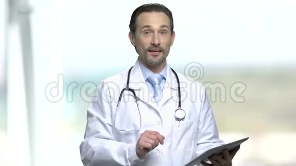 拿着药片微笑着说话的医生视频的预览图