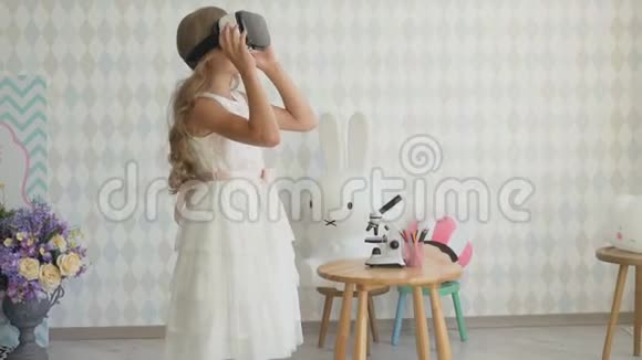 戴着虚拟现实护目镜看电影或玩电子游戏的小女孩很开心视频的预览图