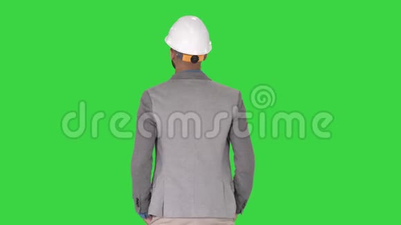 工程师站在一个绿色的屏幕上用彩色键环视四周视频的预览图