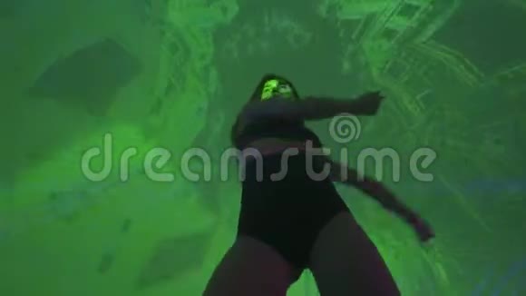 适合女人在俱乐部跳舞背景是绿色激光视频的预览图