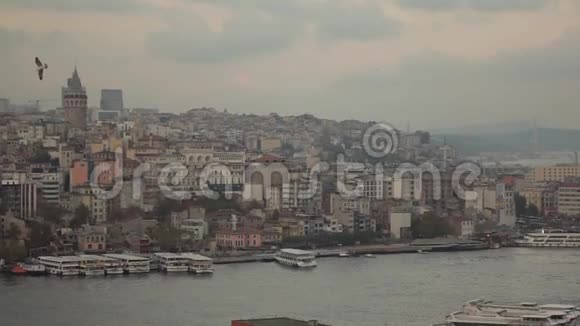 全景古老的城市伊斯坦布尔与加拉塔塔黄金之角与旅行船和木板的背景视频的预览图