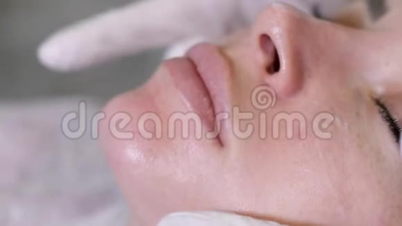 医生美容师白手套做面部按摩视频的预览图