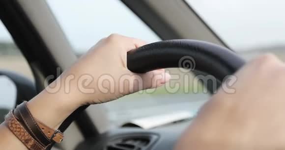 在农村开车的女人的手视频的预览图