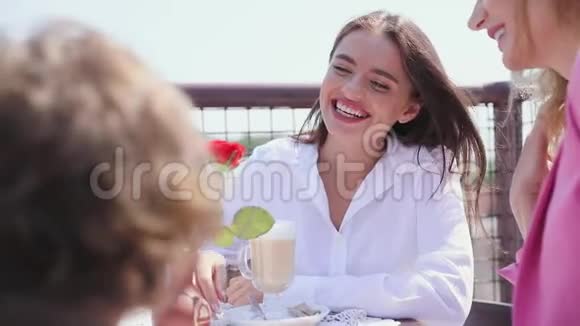 在咖啡厅和朋友一起喝咖啡的女人视频的预览图
