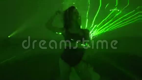 女舞女站在灯光下把头发伸直动作缓慢视频的预览图