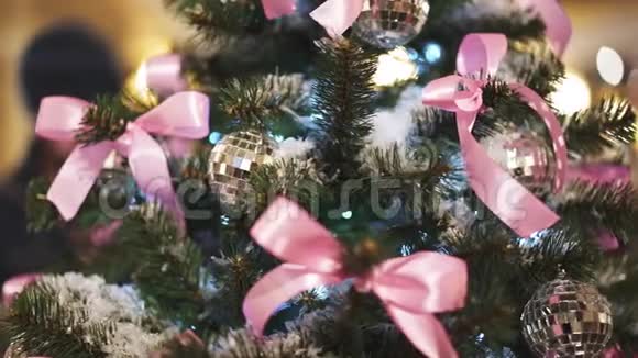 人工圣诞树用银球和丝带装饰人工雪视频的预览图