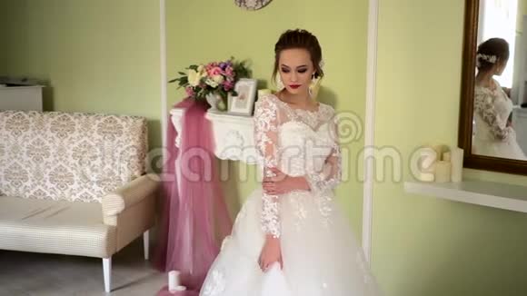 新娘的早晨漂亮的俄罗斯年轻新娘穿着婚纱视频的预览图