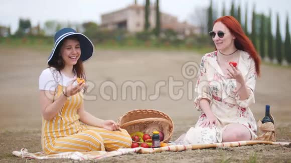 两个女人在野餐和聊天托斯卡纳视频的预览图
