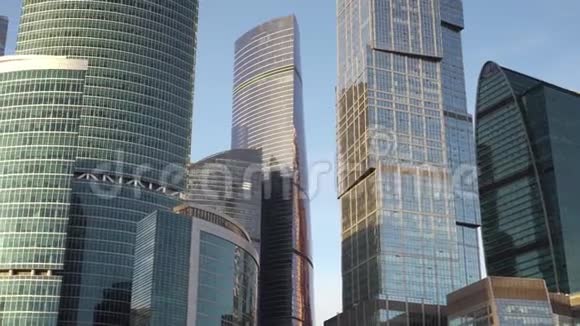 用玻璃制成的奇特有趣形状的现代摩天大楼的全景视频的预览图