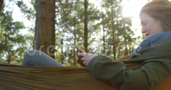 女人在森林里读一本书视频的预览图