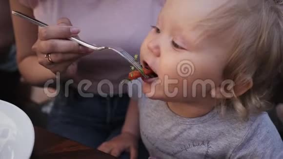 妈妈用叉子喂宝宝吃胡萝卜孩子吃得很好吃视频的预览图