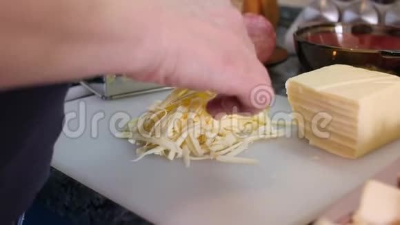 家庭主妇用面团把奶酪做成形状准备烤香肠奶酪视频的预览图