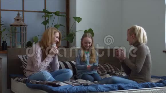 有孩子在床上玩牌的欢乐家庭视频的预览图