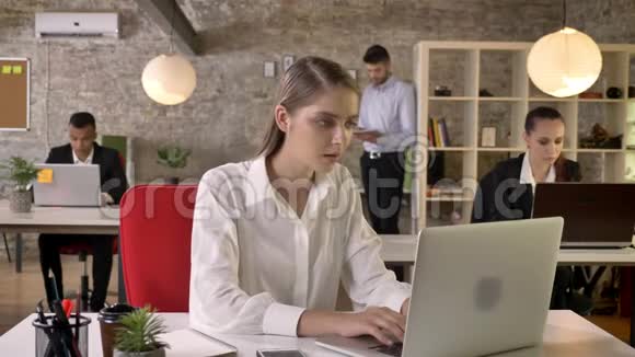 年轻漂亮的商务女性因为在办公室的成就而感到高兴人们正在与技术建立联系视频的预览图