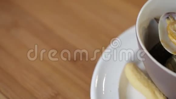 杯子里的蛤蜊和西红柿视频的预览图