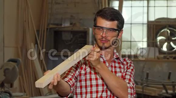 经过打磨后一位大木匠正在检查木料视频的预览图
