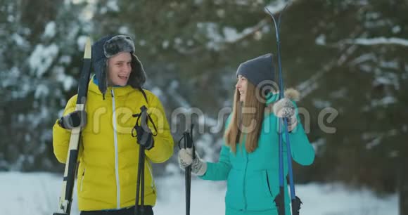 喜欢滑雪设备的男人和女人去滑雪场视频的预览图
