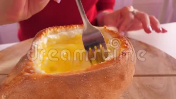 特写女人手混合鸡蛋和奶酪在卡查普里视频的预览图