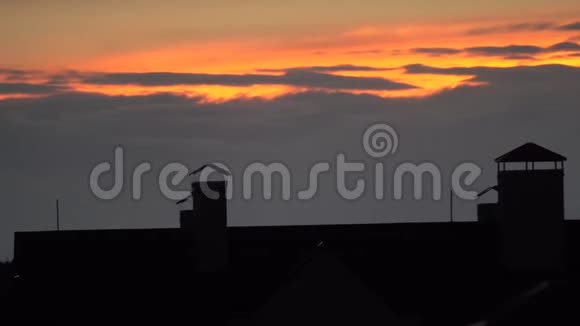 小镇屋顶上美丽的蓝橙色夜空视频的预览图