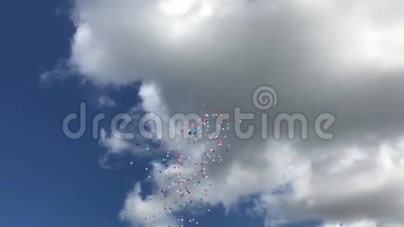 许多五颜六色的气球在空中飞舞视频的预览图