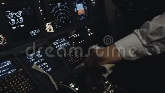 飞行员准备民用飞机飞行视频的预览图
