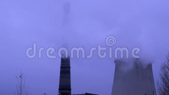 工业烟雾和二氧化碳对大气的空气污染热力站管道排烟及蒸汽视频的预览图