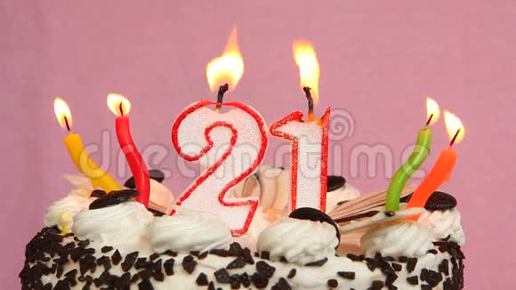 生日快乐蛋糕和粉色背景的蜡烛视频的预览图