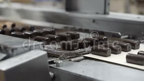 工厂生产巧克力釉豆腐视频的预览图
