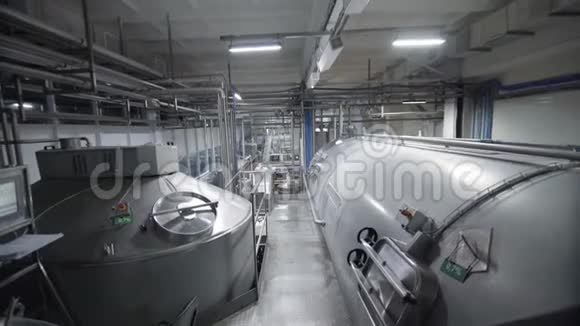 储存和发酵牛奶的大罐现代乳品厂管道视频的预览图