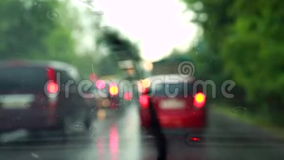 汽车在雨中堵车了视频的预览图