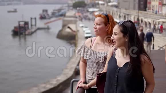 两个女孩探索葡萄牙波尔图市视频的预览图