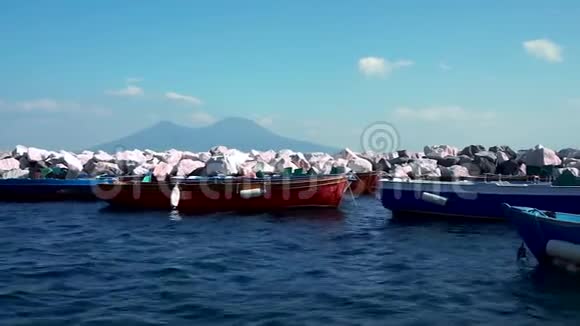 意大利维苏威火山前的木制船锚那不勒斯视频的预览图