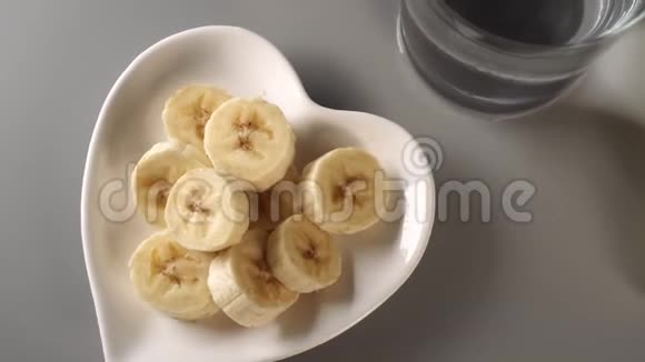 切片香蕉在白色的盘子上用清水捏住视频的预览图