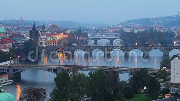 布拉格大桥昼夜不停捷克城市景色视频的预览图
