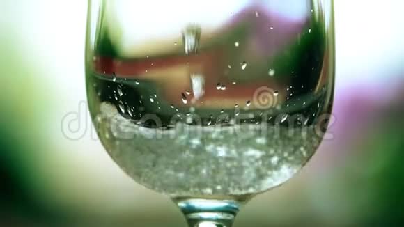 在酒杯中倒入碳酸矿泉水视频的预览图