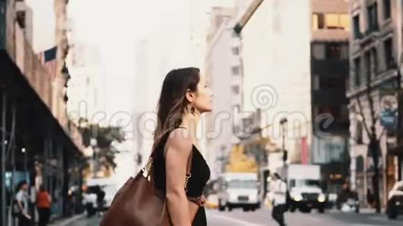 美国纽约市中心交通繁忙的年轻美女女性穿过人行横道视频的预览图