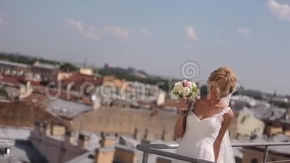 屋顶上的金发新娘视频的预览图